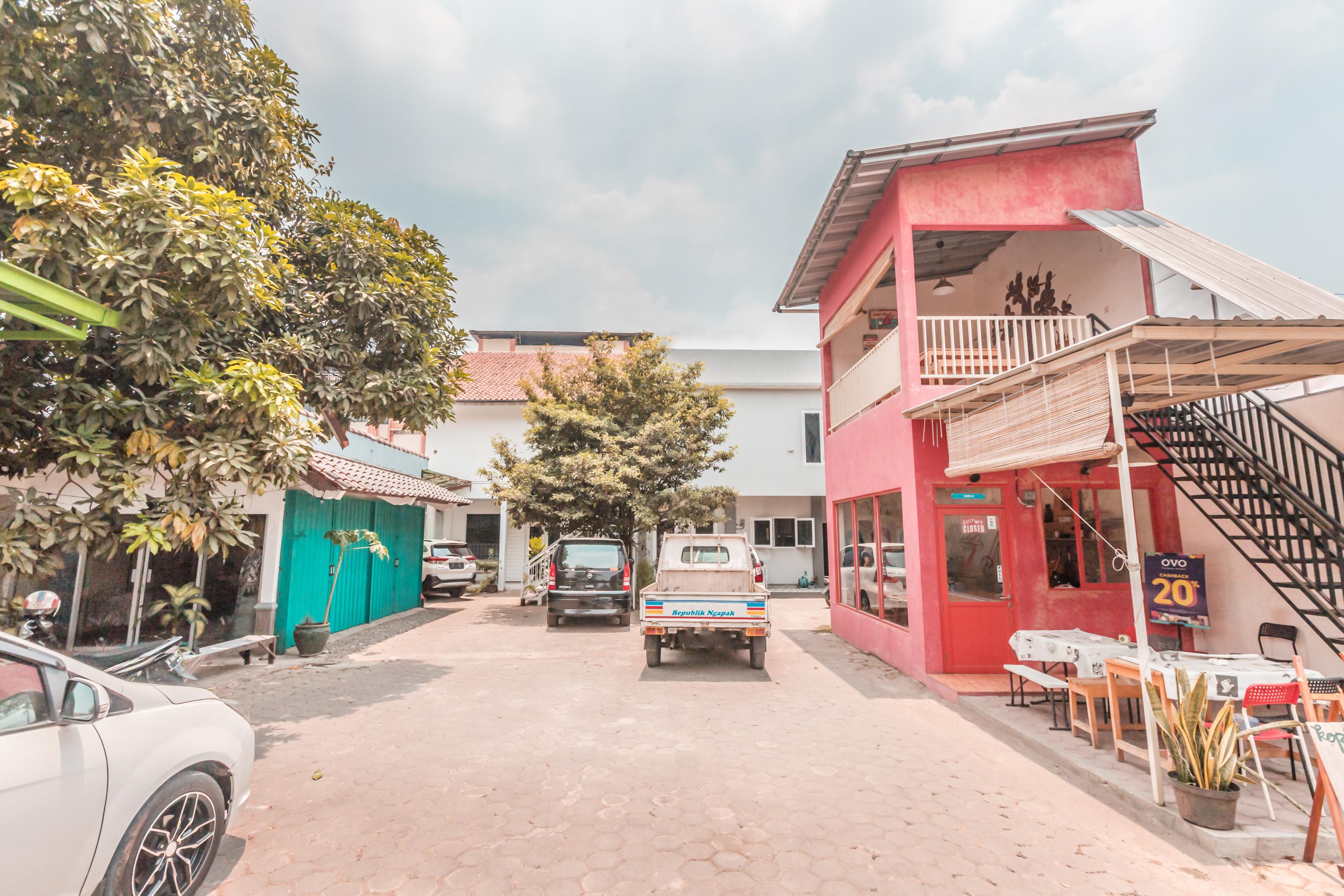 Oyo 1555 Unik Guesthouse Syariah Jakarta Exterior photo